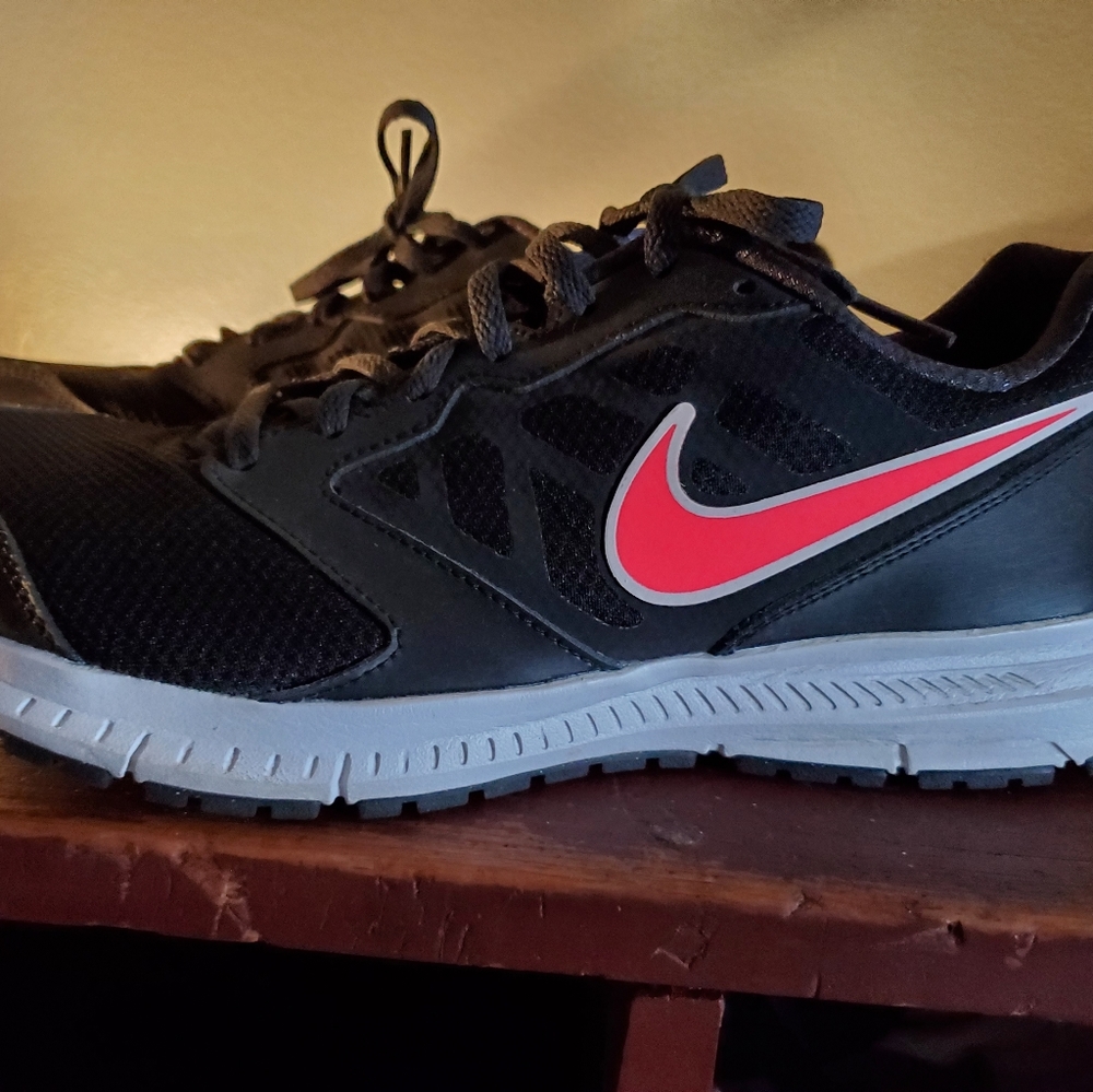 Women's Nike Downshifter 6 running shoes, size 11.5